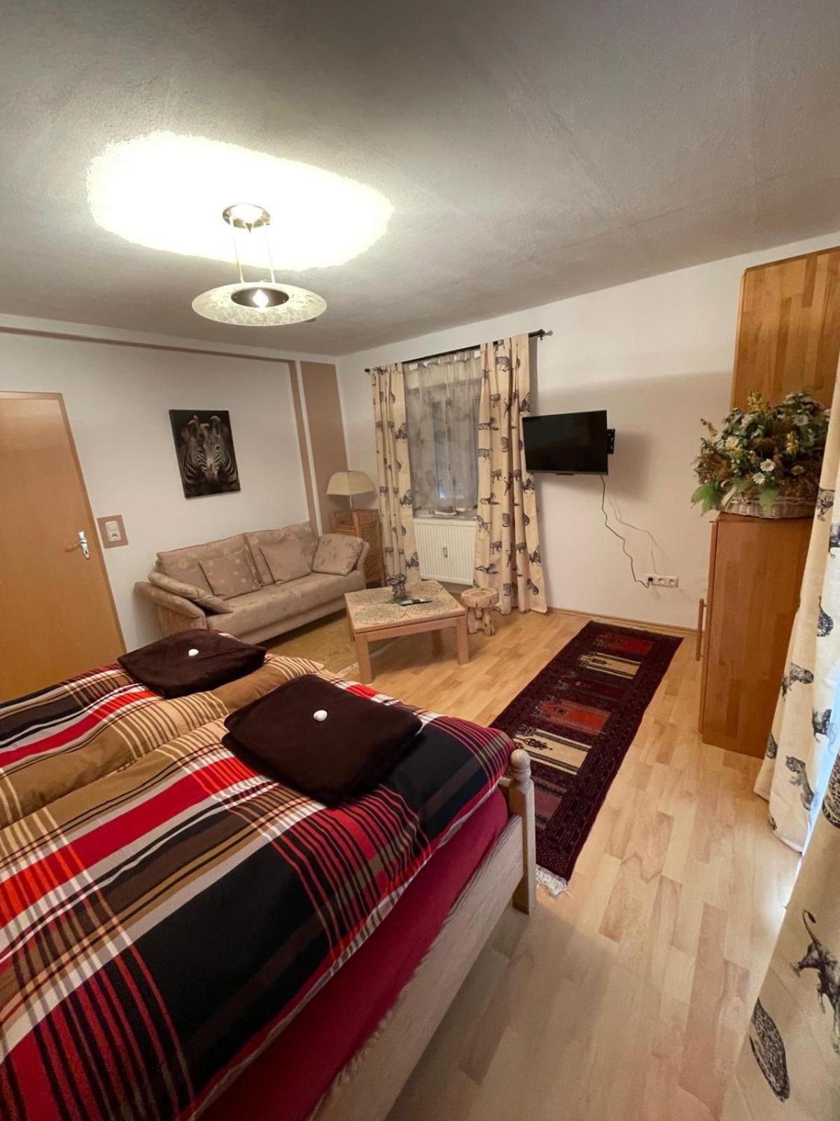 Schoene Ferienwohnung In Bahnhofsnaehe Fuer Urlaub, Studium Oder Arbeit เดกเกนดอร์ฟ ภายนอก รูปภาพ