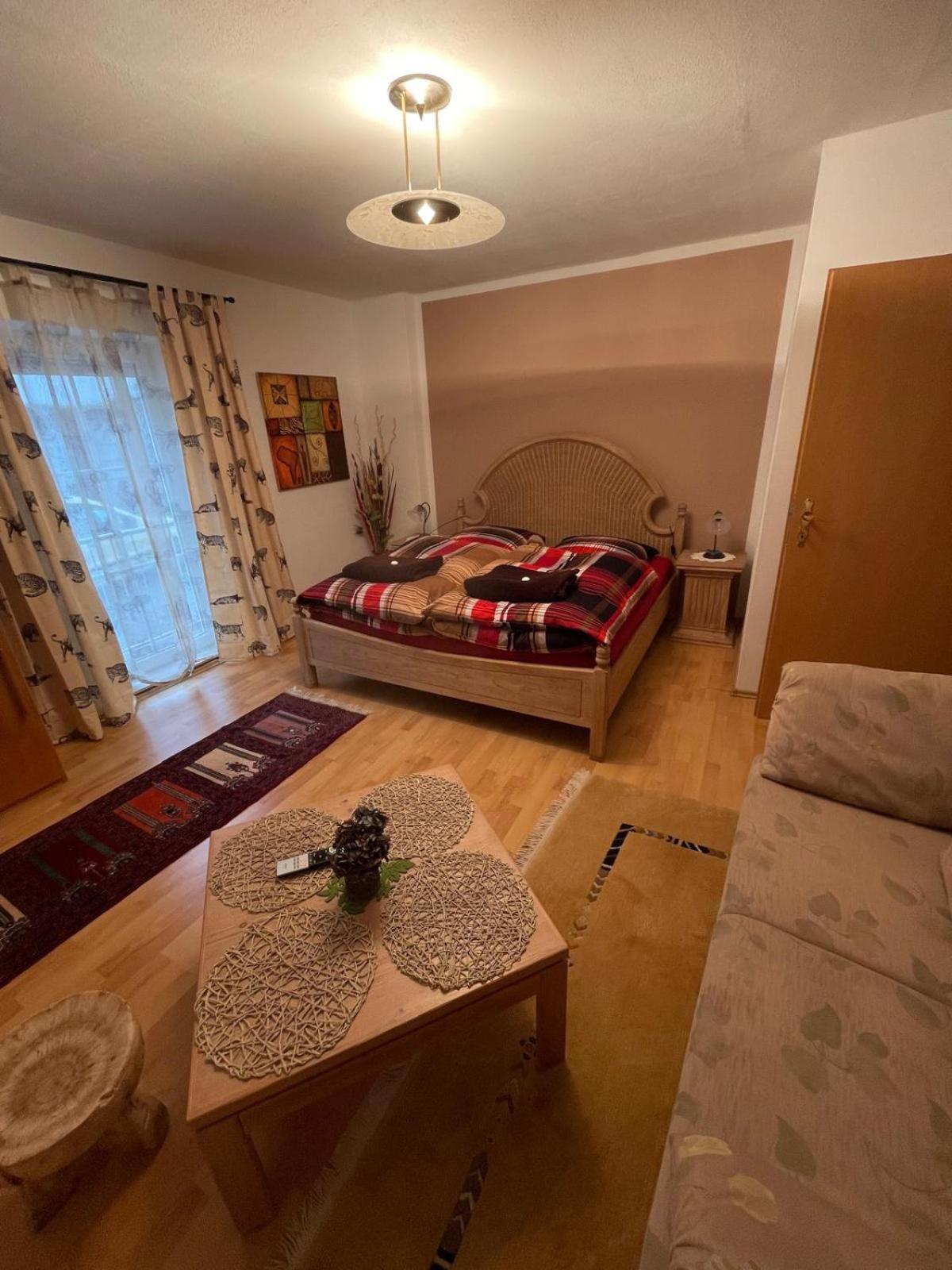 Schoene Ferienwohnung In Bahnhofsnaehe Fuer Urlaub, Studium Oder Arbeit เดกเกนดอร์ฟ ภายนอก รูปภาพ