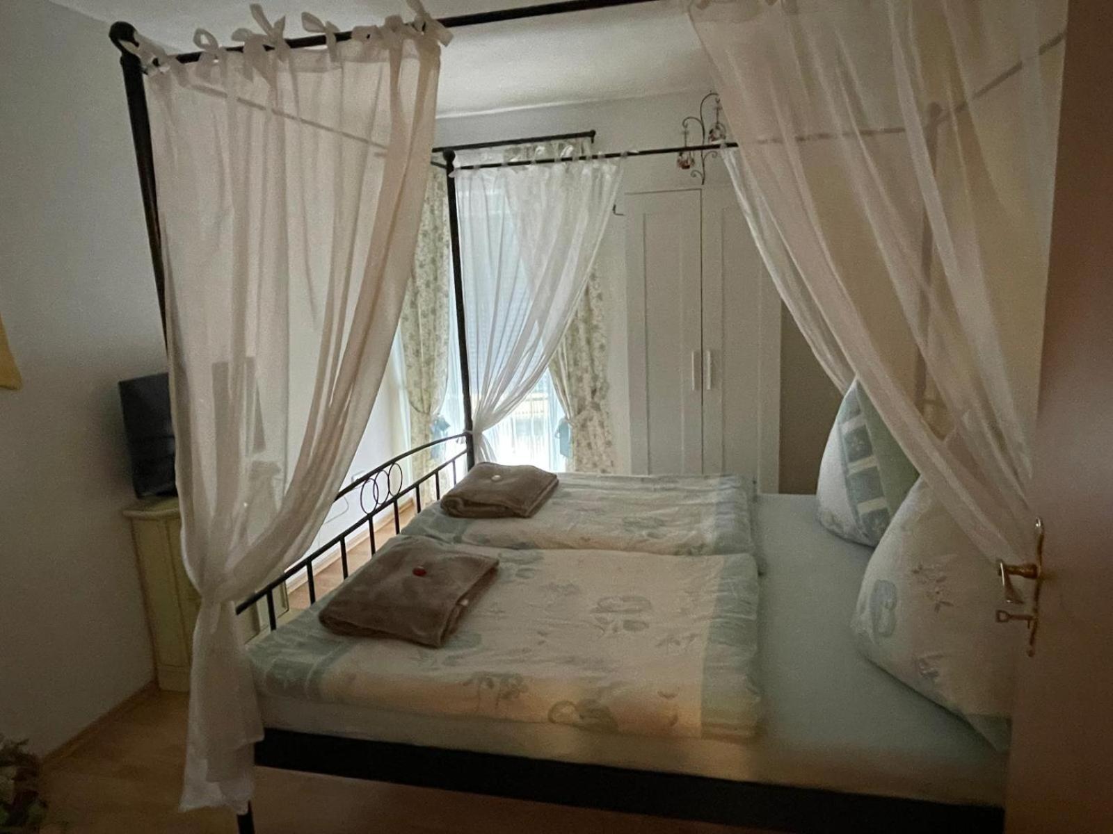 Schoene Ferienwohnung In Bahnhofsnaehe Fuer Urlaub, Studium Oder Arbeit เดกเกนดอร์ฟ ภายนอก รูปภาพ