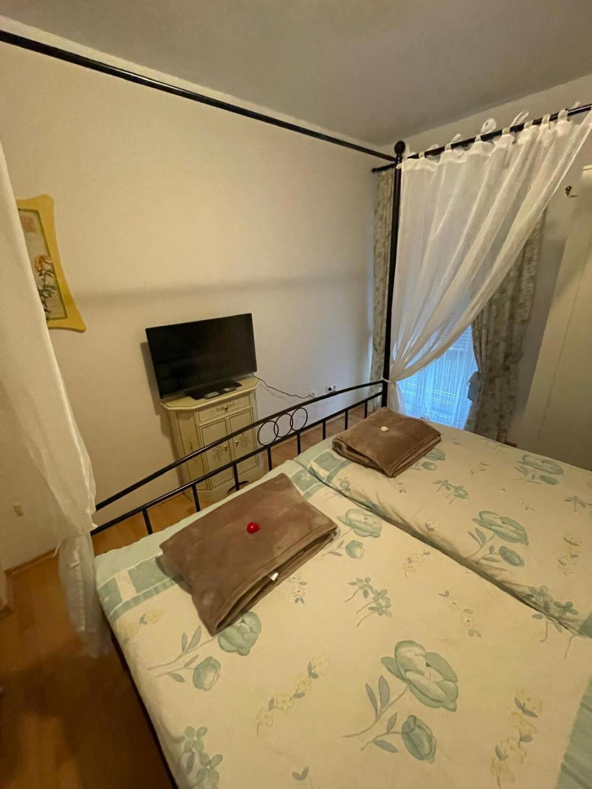 Schoene Ferienwohnung In Bahnhofsnaehe Fuer Urlaub, Studium Oder Arbeit เดกเกนดอร์ฟ ภายนอก รูปภาพ