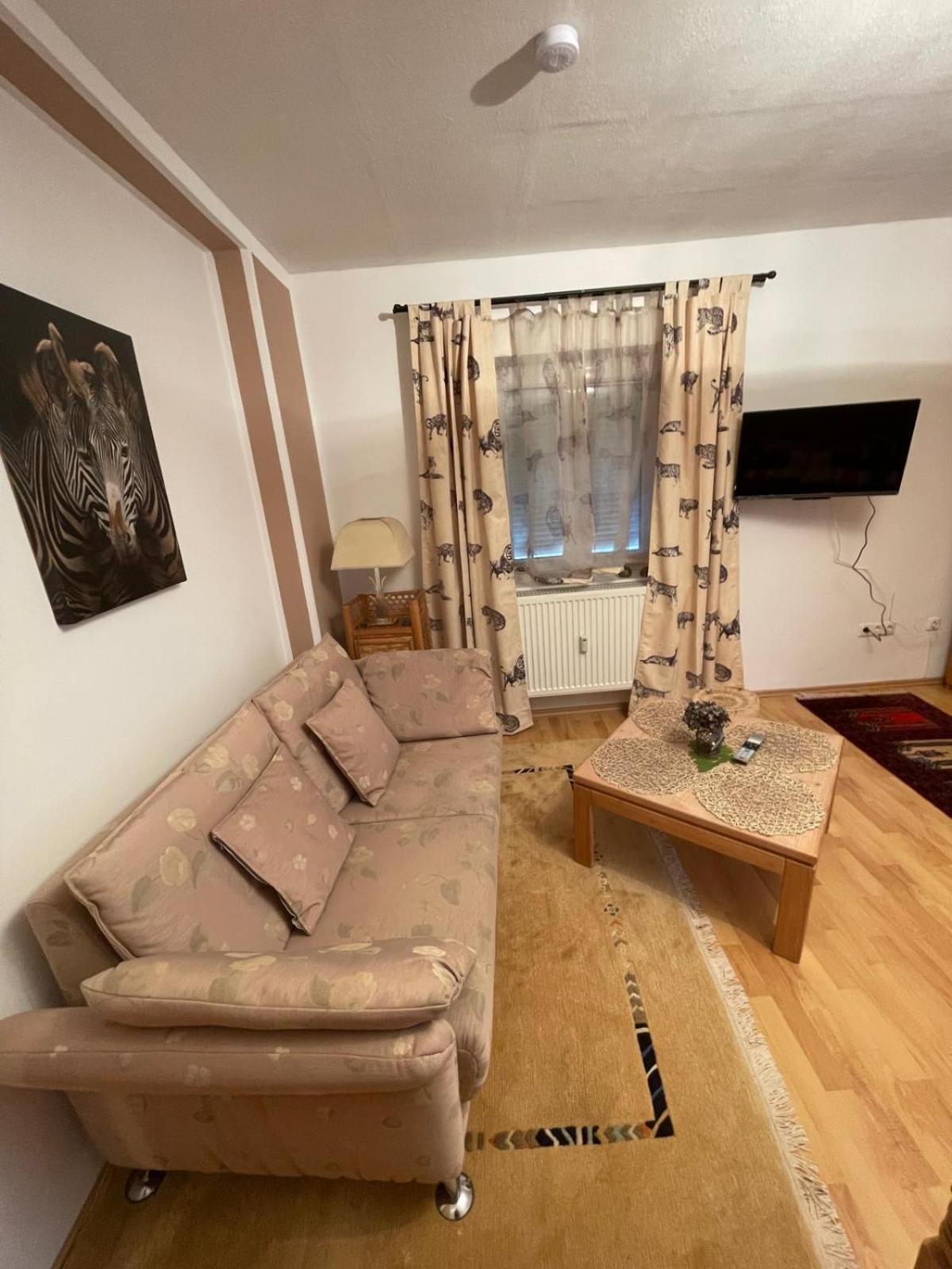 Schoene Ferienwohnung In Bahnhofsnaehe Fuer Urlaub, Studium Oder Arbeit เดกเกนดอร์ฟ ภายนอก รูปภาพ