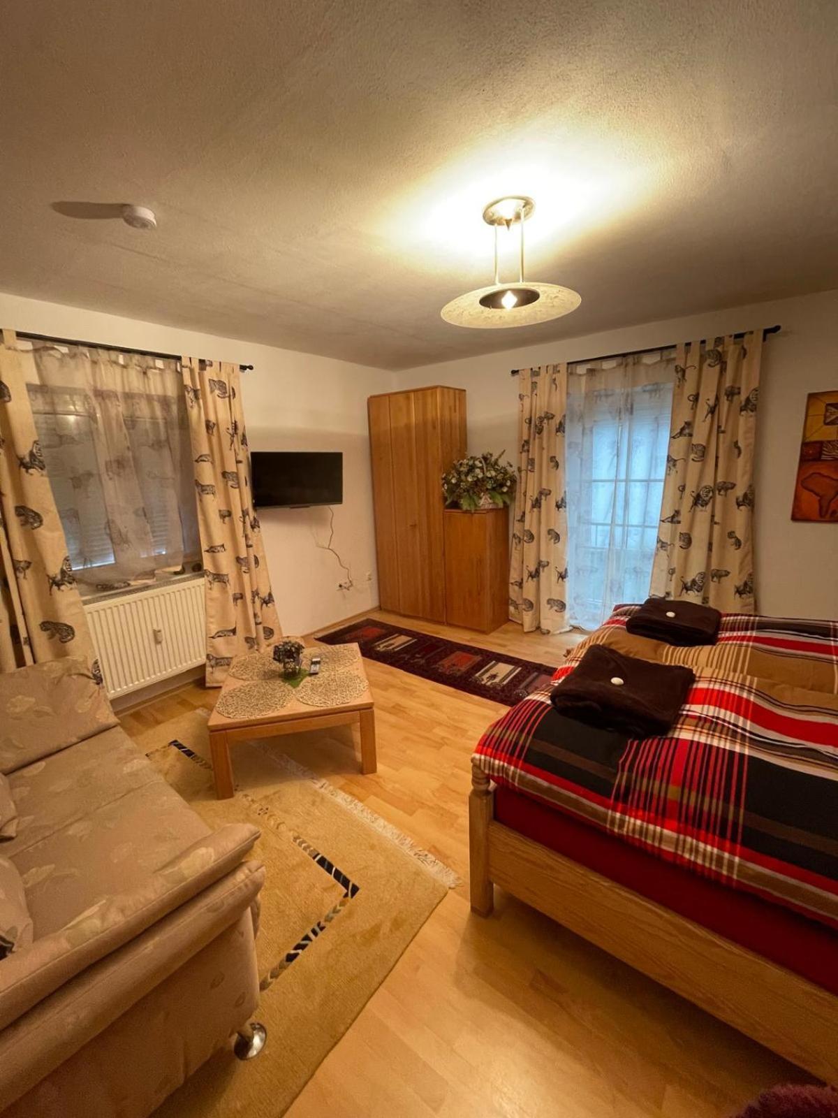 Schoene Ferienwohnung In Bahnhofsnaehe Fuer Urlaub, Studium Oder Arbeit เดกเกนดอร์ฟ ภายนอก รูปภาพ