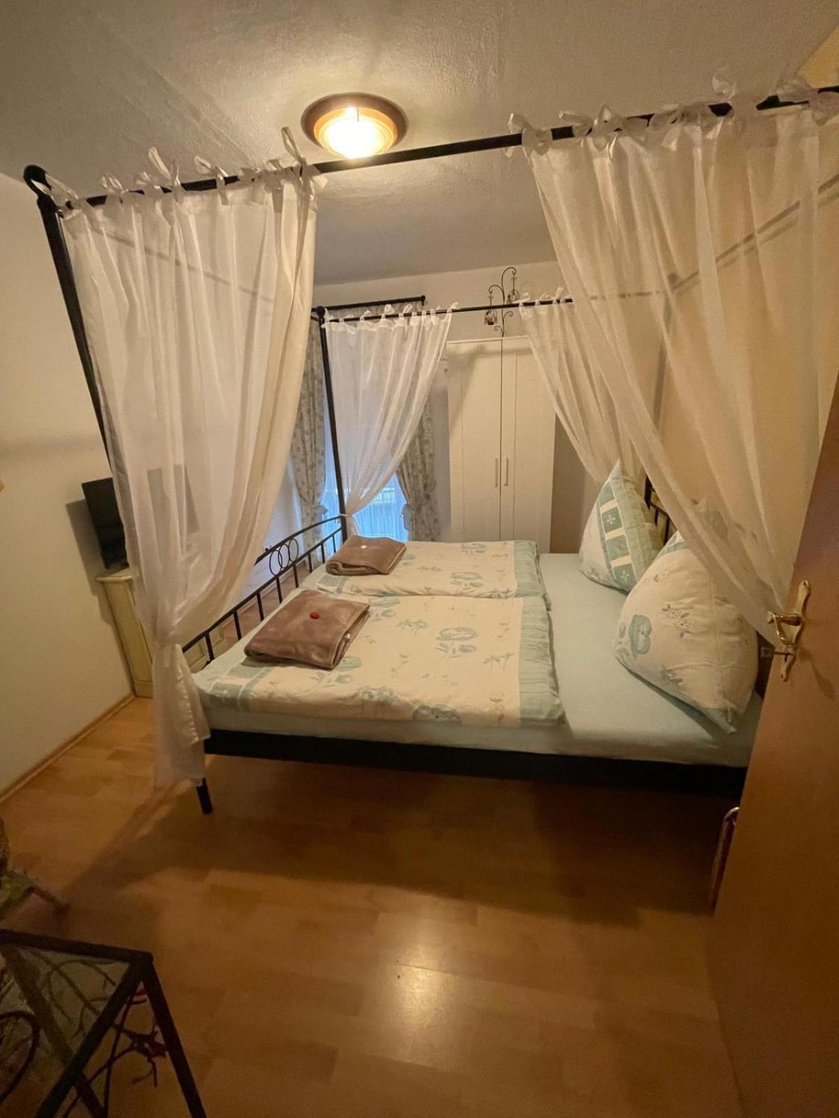 Schoene Ferienwohnung In Bahnhofsnaehe Fuer Urlaub, Studium Oder Arbeit เดกเกนดอร์ฟ ภายนอก รูปภาพ