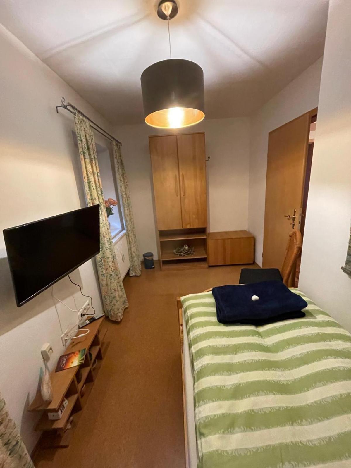 Schoene Ferienwohnung In Bahnhofsnaehe Fuer Urlaub, Studium Oder Arbeit เดกเกนดอร์ฟ ภายนอก รูปภาพ